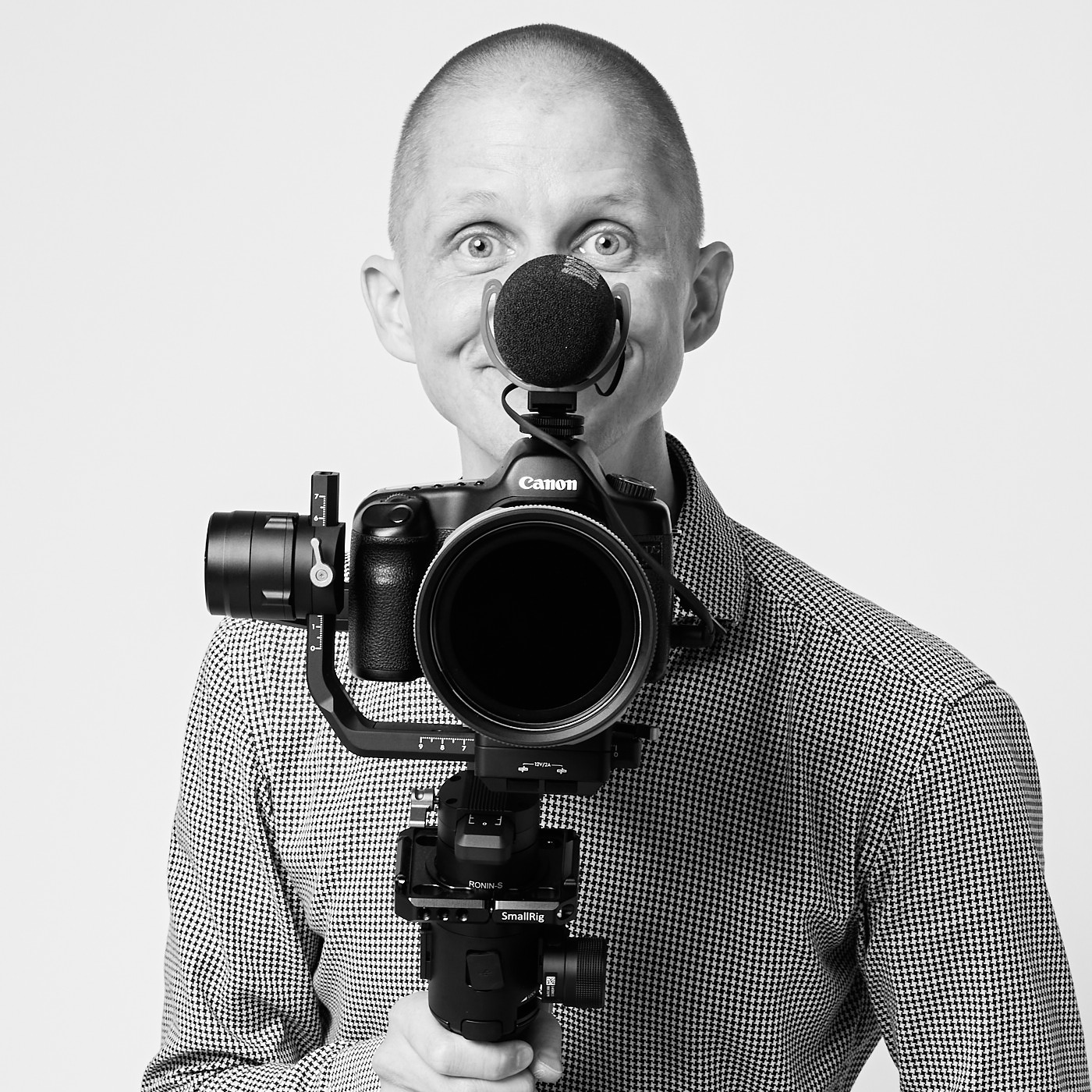 Schwarz-Weiß-Studio-Portrait mit Kamera und Mikrofon